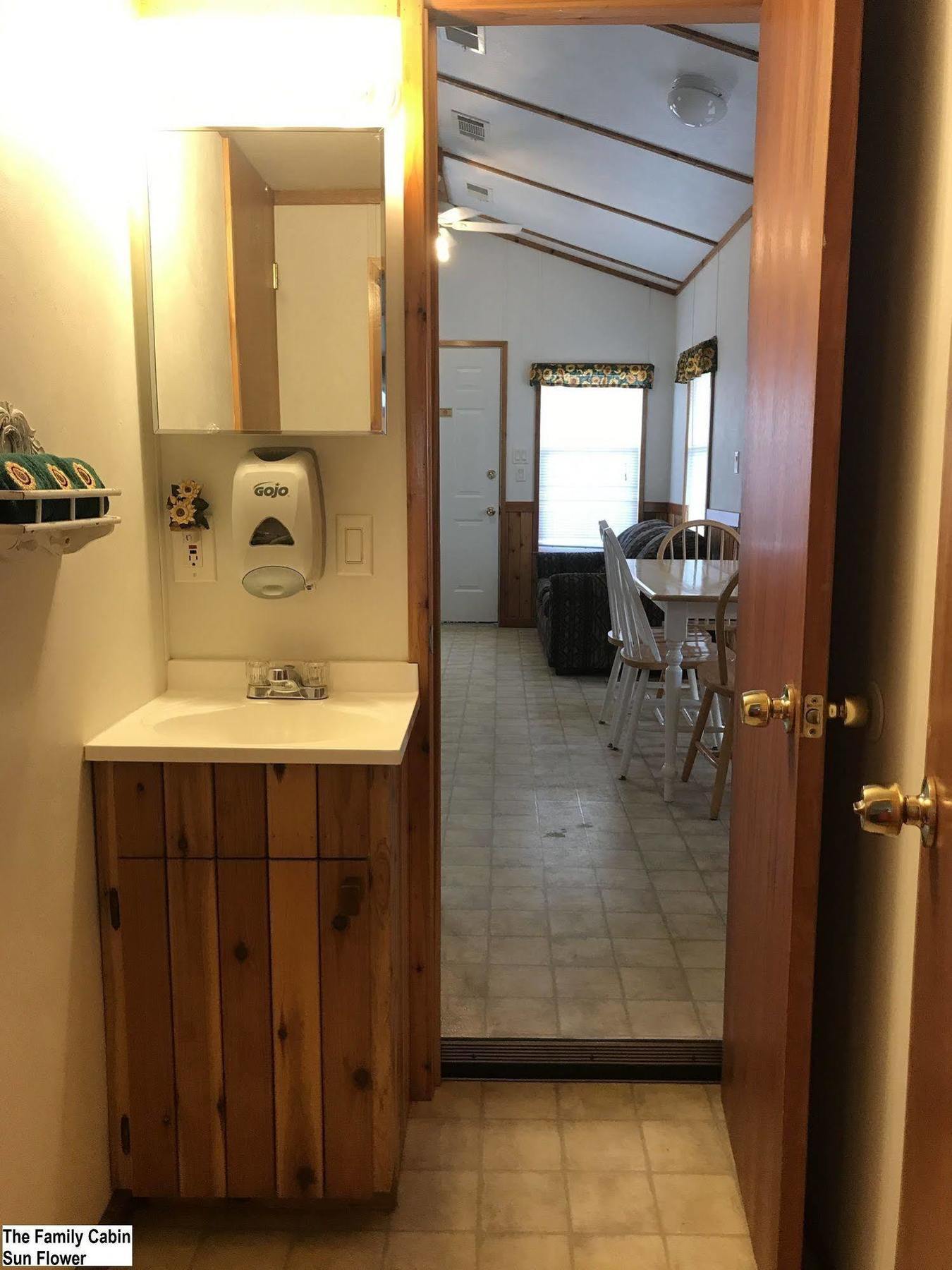 Top Of The Hill Rv Resort & Cabins Waring エクステリア 写真